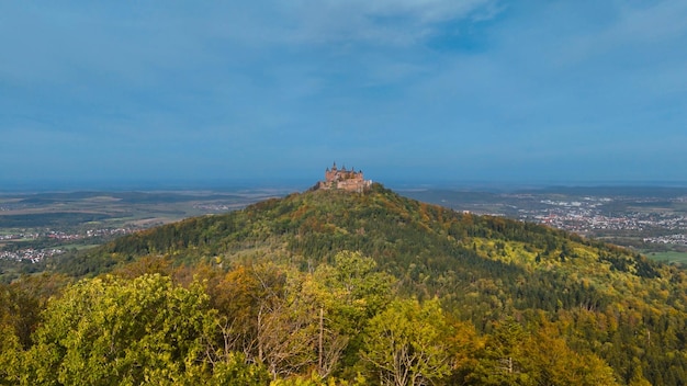 Widok z powietrza średniowiecznego zamku Hohenzollern na szczycie wzgórza jesienią Baden-Württemberg Niemcy