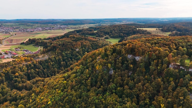 Widok z powietrza średniowiecznego zamku Lichtenstein na górze jesienią Baden-Württemberg Niemcy