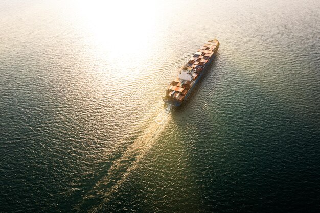 Zdjęcie widok z powietrza statek transportowy z kontenerami przewożący działalność importowo-eksportową kontenerów handlowych