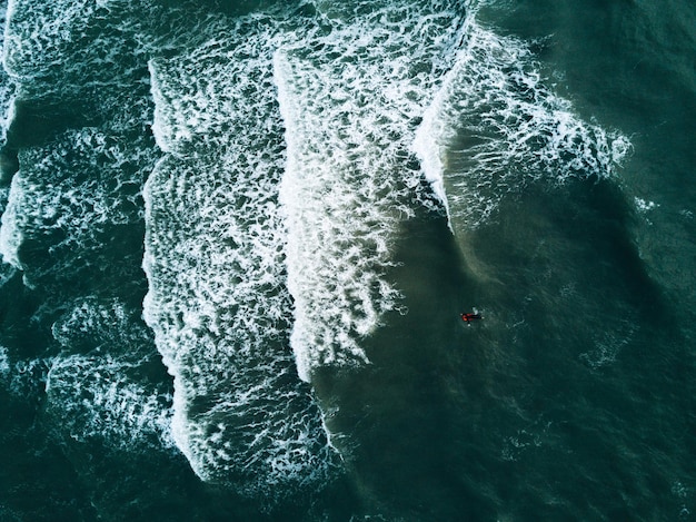Widok z powietrza surfera na morzu