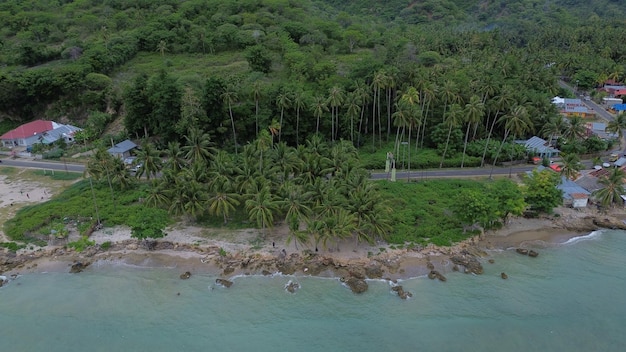 Zdjęcie widok z powietrza tropikalnej wyspy z palmami i piaszczystej plaży