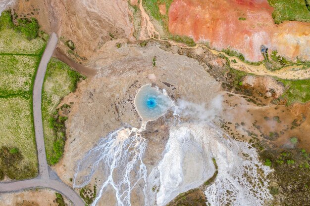 Zdjęcie widok z powietrza wielkiego gejzira geysir w islandii za pomocą drona