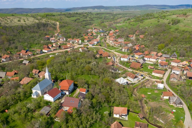 Zdjęcie widok z powietrza wioskowej drogi przechodzącej w pobliżu pola rolniczego