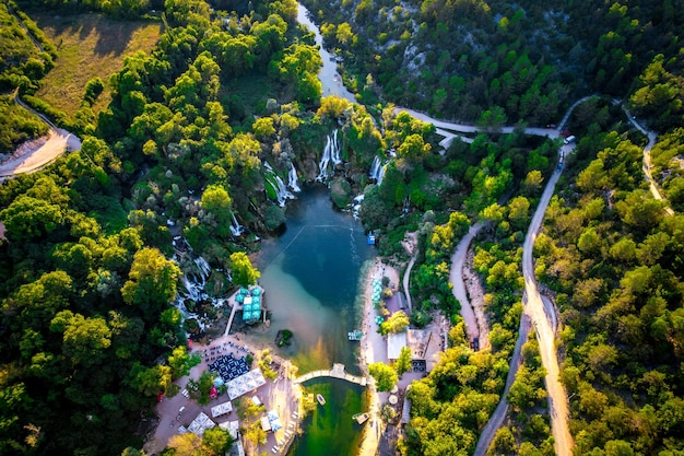 Zdjęcie widok z powietrza wodospadu kravica vodopad kravica bośnia i hercegowina