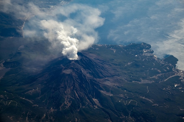 Zdjęcie widok z powietrza wulkanicznego krajobrazu na tle nieba