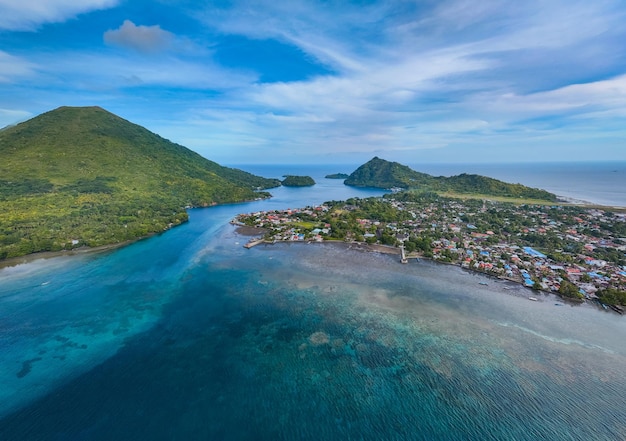 Zdjęcie widok z powietrza wyspy banda środkowe maluku indonezja