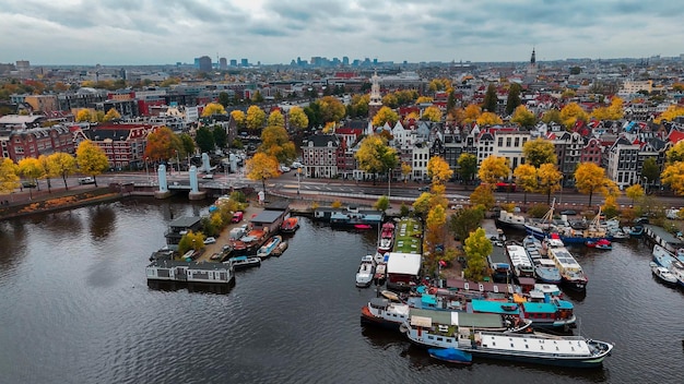 Zdjęcie widok z powietrza z drona amsterdam jesienny krajobraz miejski wąskie stare domy kanały łodzie widok z oczu ptaków