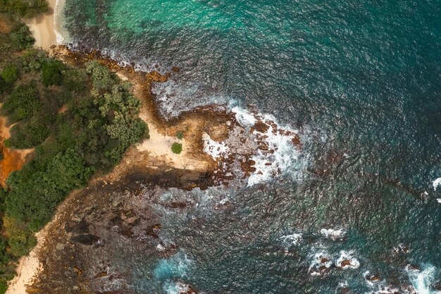 Zdjęcie widok z powietrza z góry w dół wybrzeża rocky dramatic cliff na wyspie sri lanka