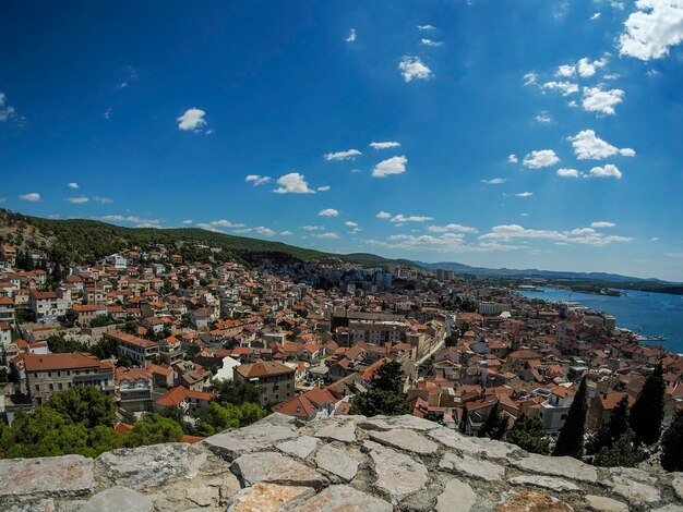 Widok z powietrza z twierdzy średniowiecznej wioski Sibenik, miejsca światowego dziedzictwa Chorwacja panorama