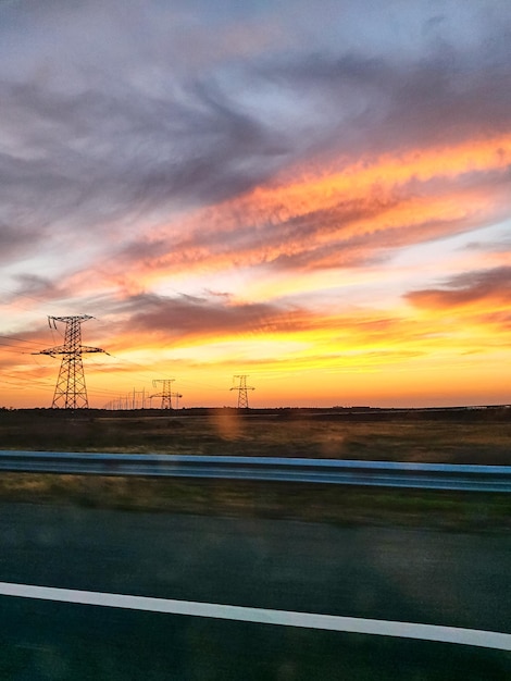 Zdjęcie widok z przedniej szyby samochodu na piękny zachód słońca duża autostrada podróż samochodem