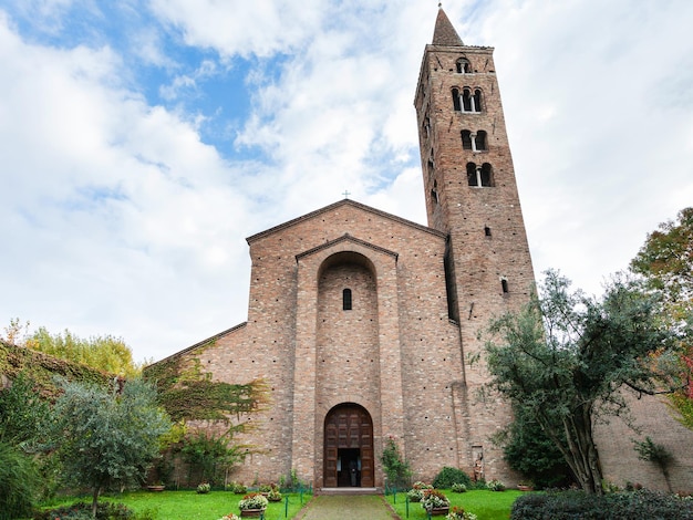 Widok z przodu bazyliki San Giovanni Evangelista