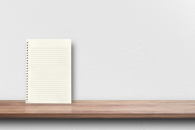 Widok z przodu białego notebooka na półce