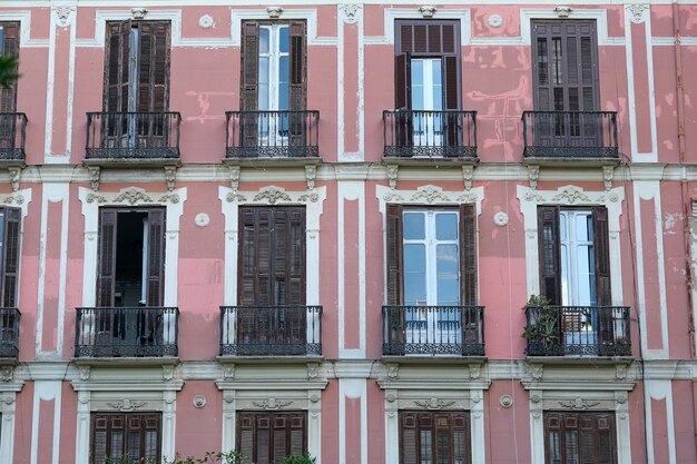 Zdjęcie widok z przodu budynku z balkonem. charakterystyczne europejskie domy. malaga, hiszpania, andaluzja.