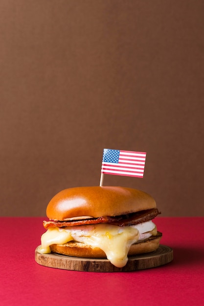 Widok z przodu burger na drewnianym kawałku z amerykańską flagą