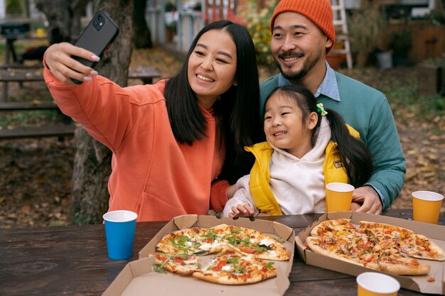 Zdjęcie widok z przodu buźki rodziny biorącej selfie