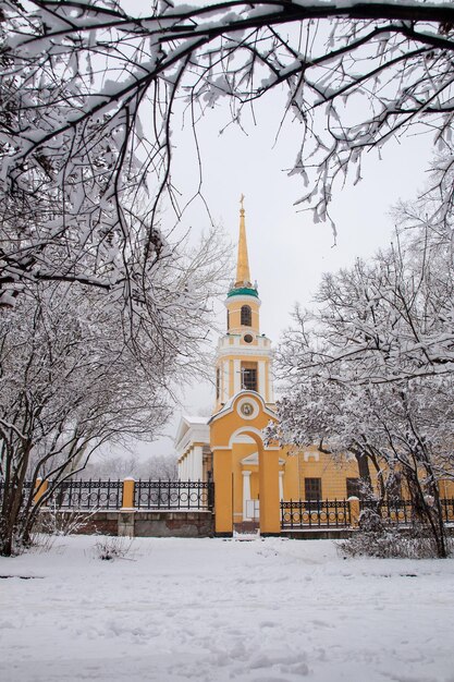 Widok Z Przodu Cerkwi Przemienienia Pańskiego W Mieście Dnipro, Ukraina W Okresie Zimowym