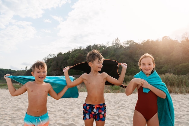 Widok z przodu dzieci bawiące się na plaży