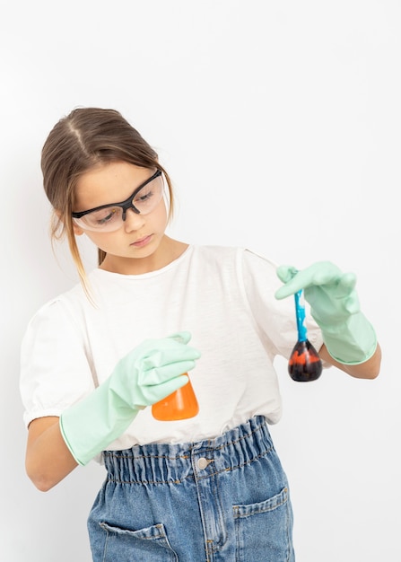 Zdjęcie widok z przodu dziewczyny robiącej eksperymenty chemiczne