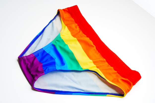 Widok z przodu figi w kolorze tęczy na białym tle LGBT