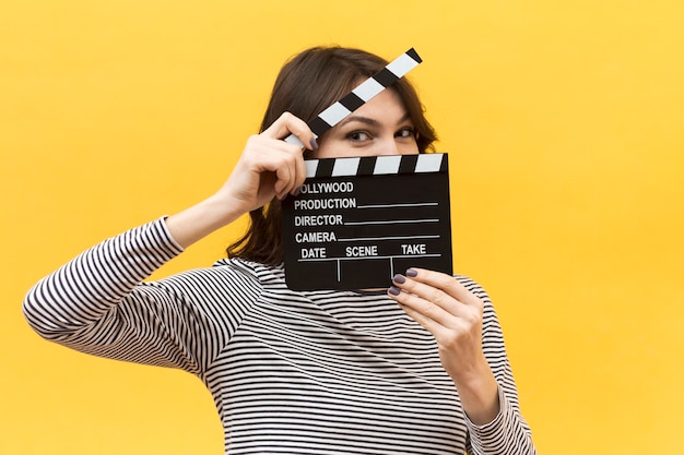 Zdjęcie widok z przodu kobieta trzyma clapperboard