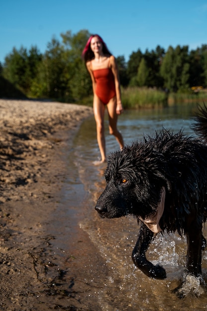 Widok Z Przodu Kobieta Z Psem Na Plaży