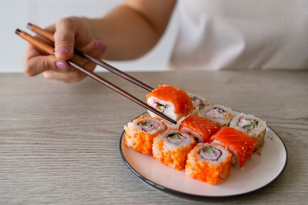 Zdjęcie widok z przodu kobieta z pysznym sushi w domu