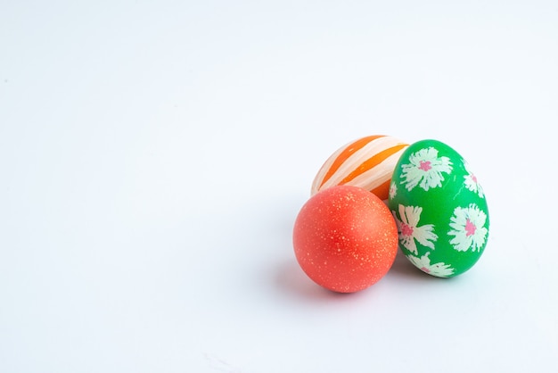 widok z przodu kolorowe malowane jajka na białym tle wiosna kolorowe novruz wakacje koncepcja ozdobna