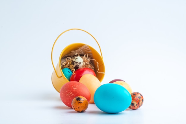 widok z przodu kolorowe malowane jajka wewnątrz kosza na białym tle wiosna kolorowe poziome wakacje novruz koncepcja ozdobna