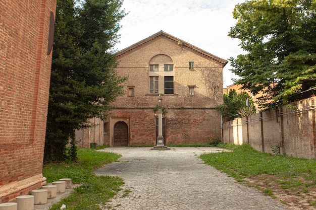 Widok z przodu kościoła San Benedetto abate w Ferrarze we Włoszech