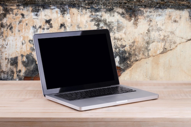 Widok z przodu laptopa znajduje się na betonowym tle stołu roboczego