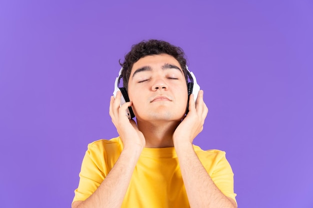 Widok z przodu latynoskiego młodego człowieka słuchającego muzyki