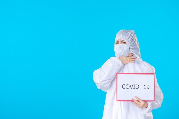 widok z przodu lekarka w kombinezonie ochronnym i masce na niebieskim tle kolor covid-nauka zdrowie izolacja wirusów pandemia medyczna