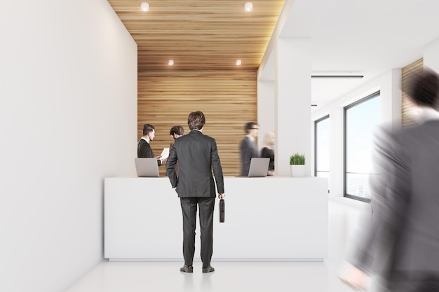 Widok z przodu ludzi biznesu przechodzących przez recepcję stojącą w biurze z lekkimi drewnianymi elementami ściennymi. Renderowanie 3D, makiety
