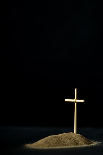 Widok z przodu małego grobu z krzyżem kija na czarno