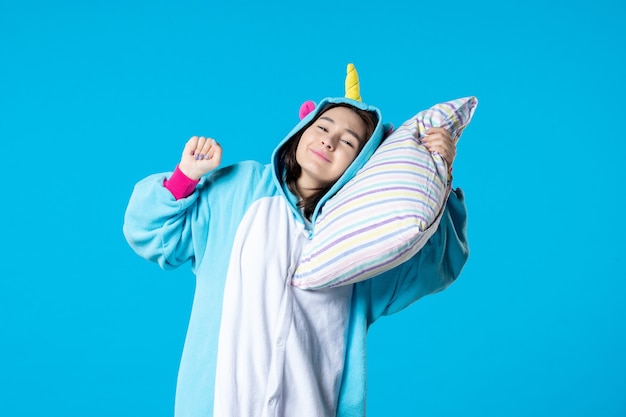 widok z przodu młoda kobieta w piżamie party przytulanie poduszka na niebieskim tle późne łóżko kobieta zabawa sen sen koszmar nocna gra odpoczynku