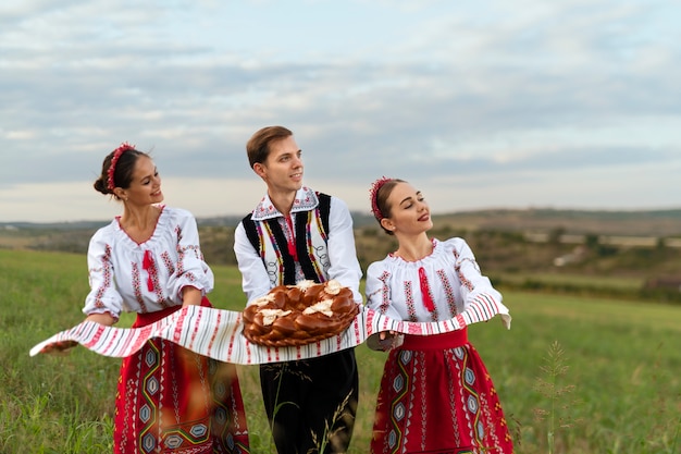 Zdjęcie widok z przodu młodych ludzi z ciastem