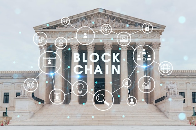 Widok z przodu na charakterystyczny budynek Sądu Najwyższego Stanów Zjednoczonych w ciągu dnia Waszyngton DC USA Oddział sądowy Zdecentralizowana gospodarka Kryptografia Blockchain i hologram koncepcji kryptowaluty