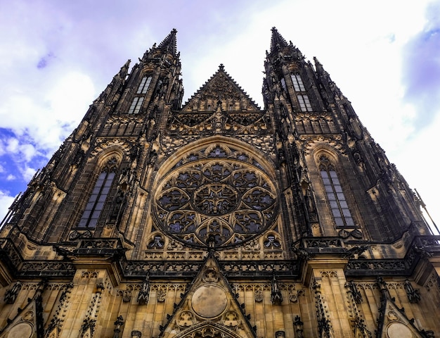 Widok z przodu na główne wejście do katedry św. Wita na Zamku Praskim w Pradze