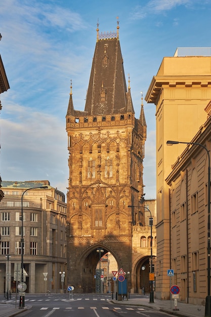 Widok z przodu na wieżę prochową w Pradze w Czechach