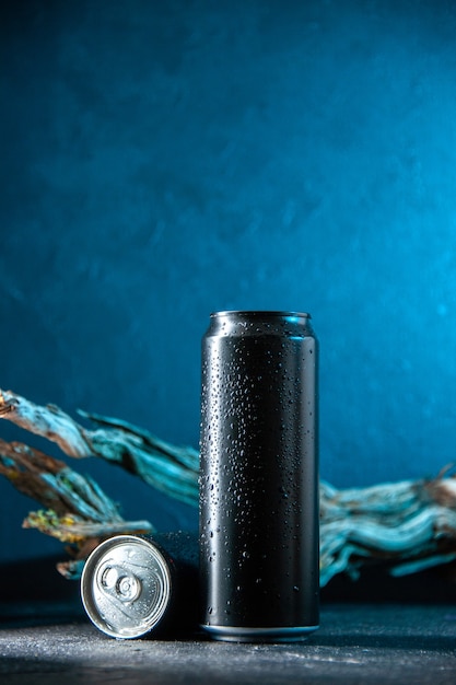 Zdjęcie widok z przodu napoje energetyczne w puszce na niebieskim tle pasek kolorów noc ciemność zdjęcie napój soda