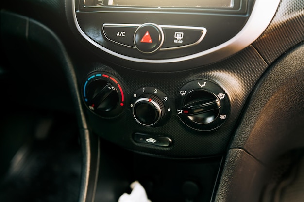 Widok z przodu panelu sterowania klimatyzacji samochodowej Zbliżenie panelu przełącznika klimatyzacji samochodowej Pokrętło klimatyzacji samochodu