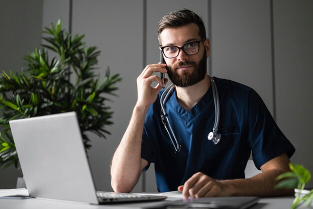 Widok z przodu pielęgniarka rozmawiająca przez telefon