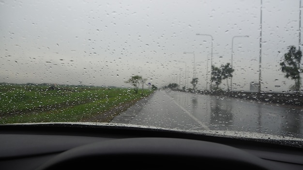 Widok z przodu podczas jazdy po autostradzie. Pod ulewnym deszczem i burzami.