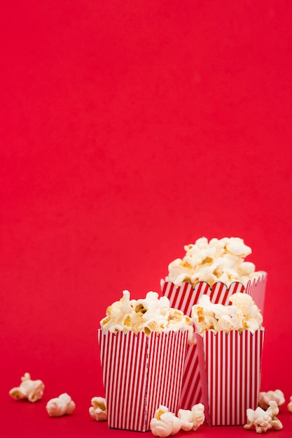 Zdjęcie widok z przodu popcorn wiadra na czerwonym tle