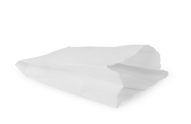 Widok z przodu pustego opakowania papierowej torby z przekąskami na białym tle ze ścieżką przycinającą