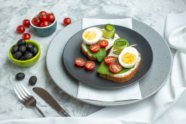 widok z przodu pyszne kanapki z jajkiem wewnątrz talerz na białym tle kanapka burger posiłek chleb obiad dieta jedzenie tosty zdrowie