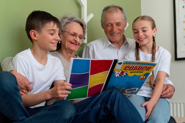 Widok z przodu rodziny razem czytającej komiksy