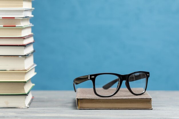 Widok z przodu stos książek z okularami Wysoka jakość i rozdzielczość piękna koncepcja zdjęć
