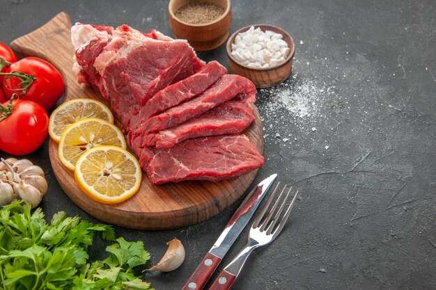 widok z przodu świeże pokrojone mięso z plasterkami cytryny i zielenią na szarym tle karma dla zwierząt grill mięsny posiłek kolor mięso obiad