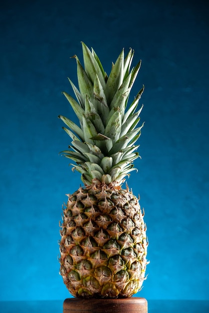 Widok Z Przodu świeży Ananas Na Ciemnoniebieskim Tle